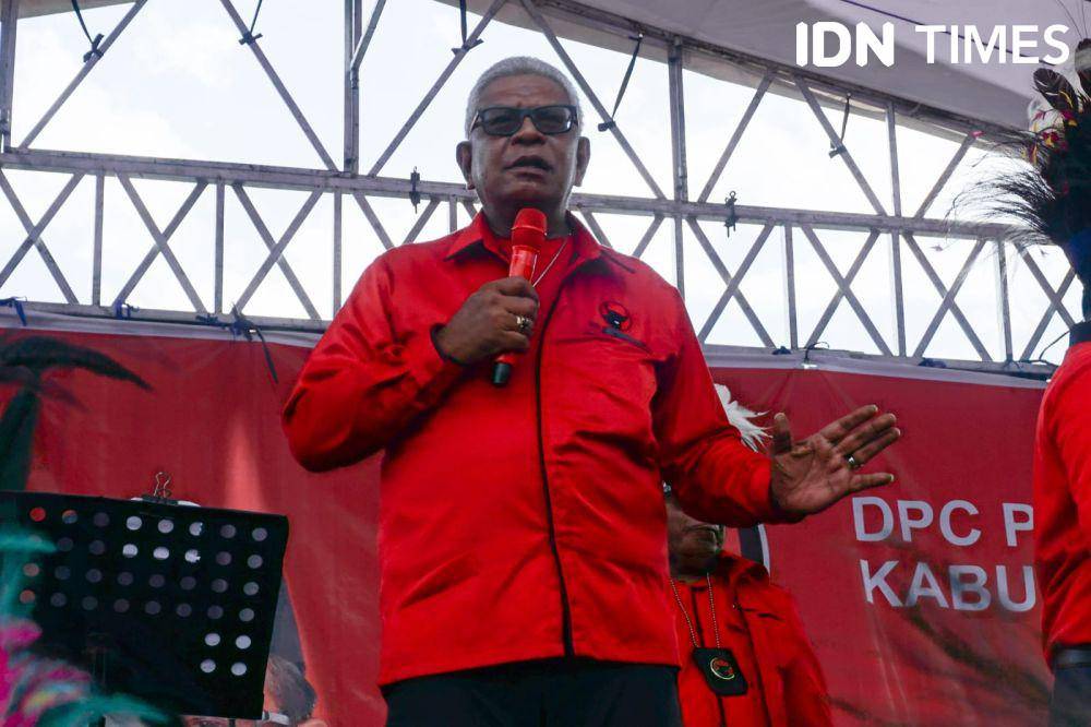 Johannes Rettob berorasi dalam kampanye akbar yang digelar DPC PDIP Kabupaten Mimika. (IDN Times/Endy Langobelen)