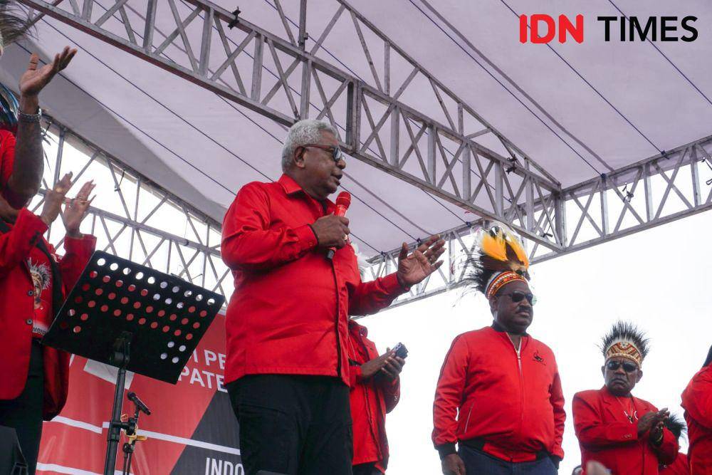 Johannes Rettob berorasi dalam kampanye akbar yang digelar DPC PDIP Kabupaten Mimika. (IDN Times/Endy Langobelen)