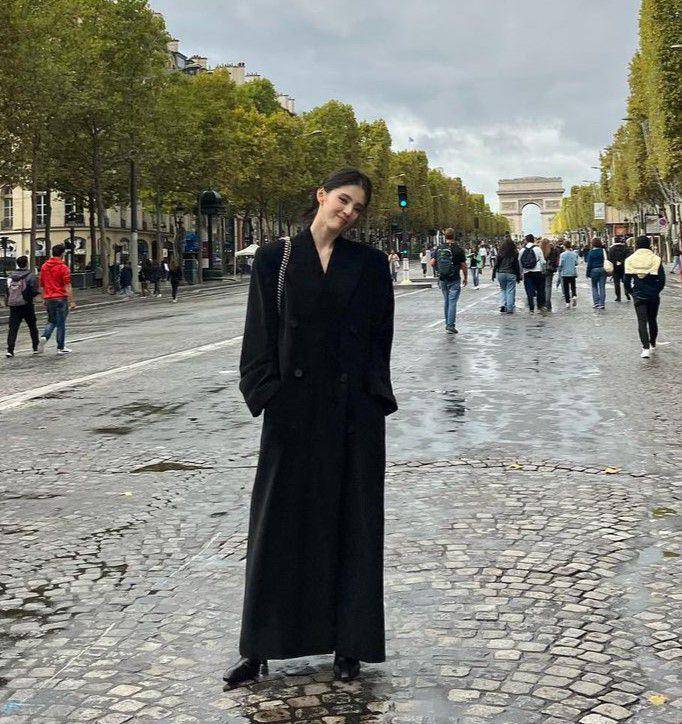 padu padan outfit oversize ala Han So Hee (instagram.com/xeesoxee)