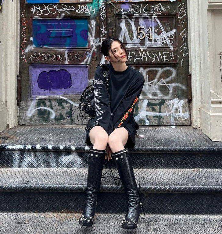 padu padan outfit oversize ala Han So Hee (instagram.com/xeesoxee)