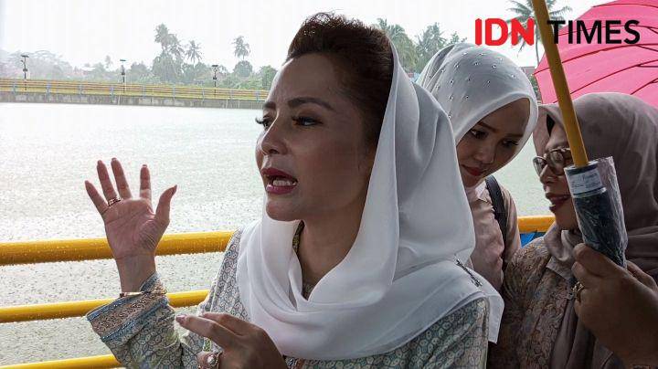 Anggota DPR RI dari Fraksi Gerindra, Novita Wijayanti saat mengunjungi embung desa Klapagading Kulon yang merupakan aspirasinya, Rabu (31/1/2024).(IDN Times/Cokie Sutrisno).