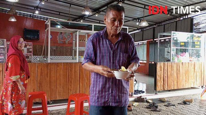 Andri yang membuka warung bakso dan minum di depan embung desa Klapagading Kulon, Wangon, Banyumas, Rabu (31/1/2024).(IDN Times/Cokie Sutrisno).