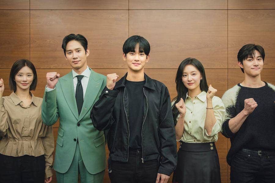 potret baca naskah drakor Queen of Tears (dok. tvN)