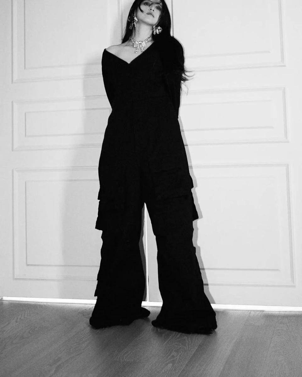 padu padan outfit oversize ala Han So Hee (instagram.com/xeesoxee)