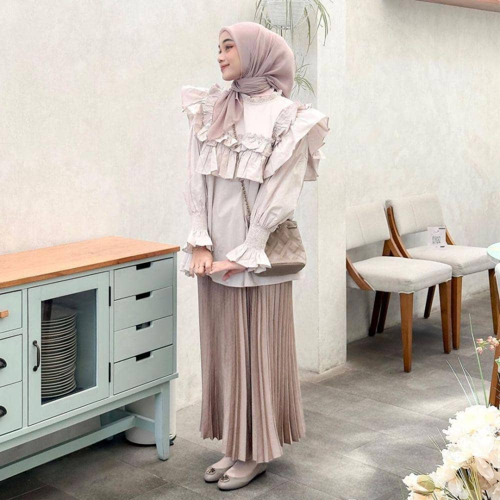 inspirasi OOTS ala Ravira Naila (instagram.com/ravalsaa)