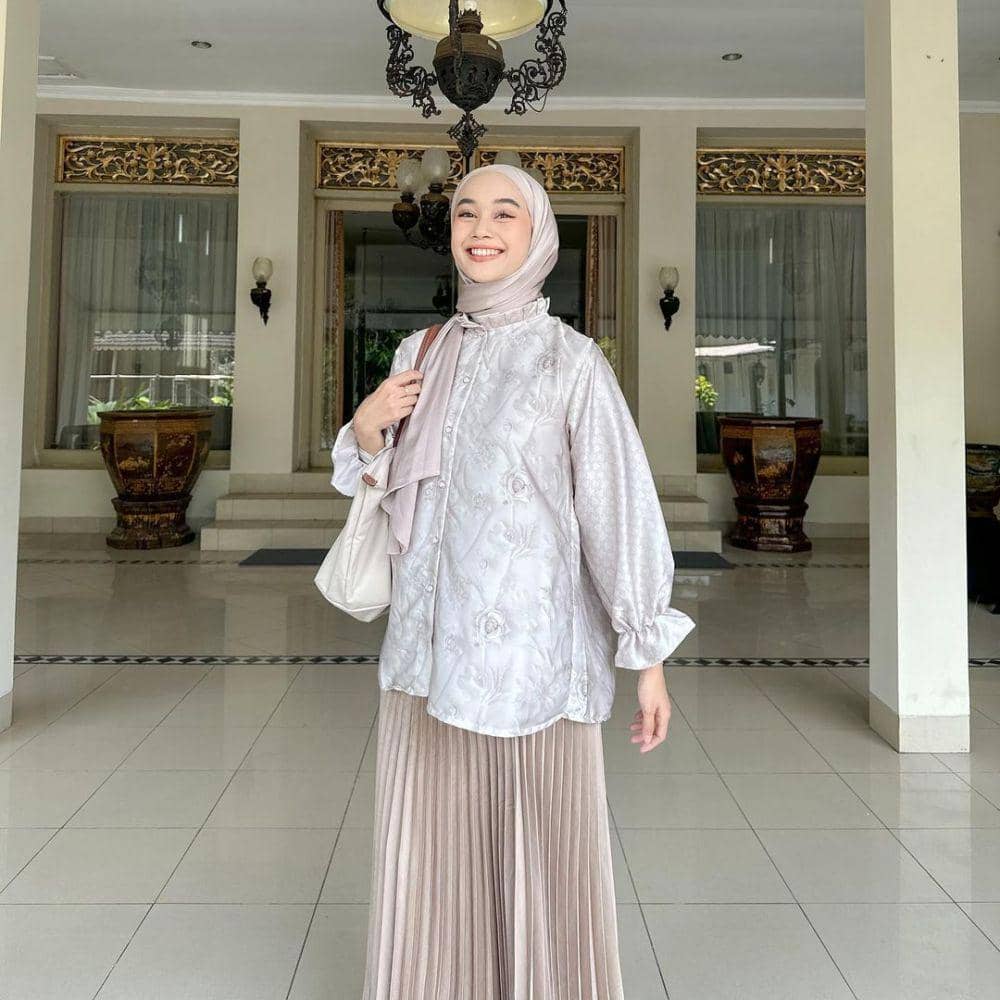 inspirasi OOTD ala Ravira Naila (instagram.com/ravalsaa)