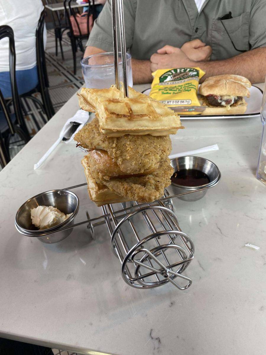 potret penyajian nyentrik hidangan waffle (reddit.com/user/PrismaticAsthmatic)