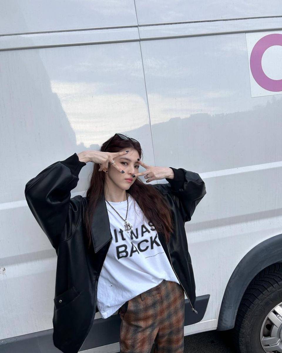 padu padan outfit oversize ala Han So Hee (instagram.com/xeesoxee)