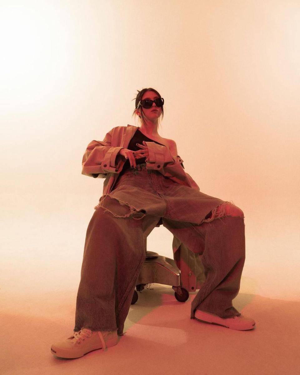 padu padan outfit oversize ala Han So Hee (instagram.com/xeesoxee)