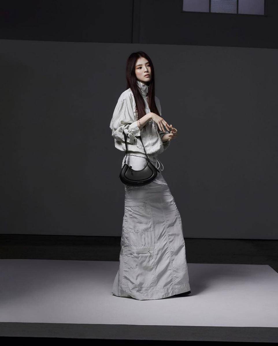padu padan outfit oversize ala Han So Hee (instagram.com/xeesoxee)