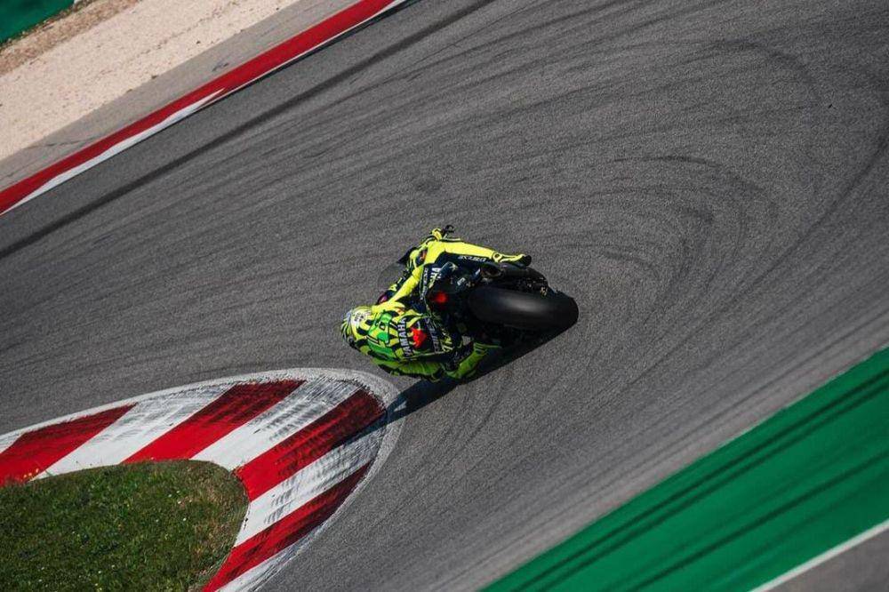 Potret Valentino Rossi saat ikuti tes pramusim WSBK. (Instagram/@valeyellow46).