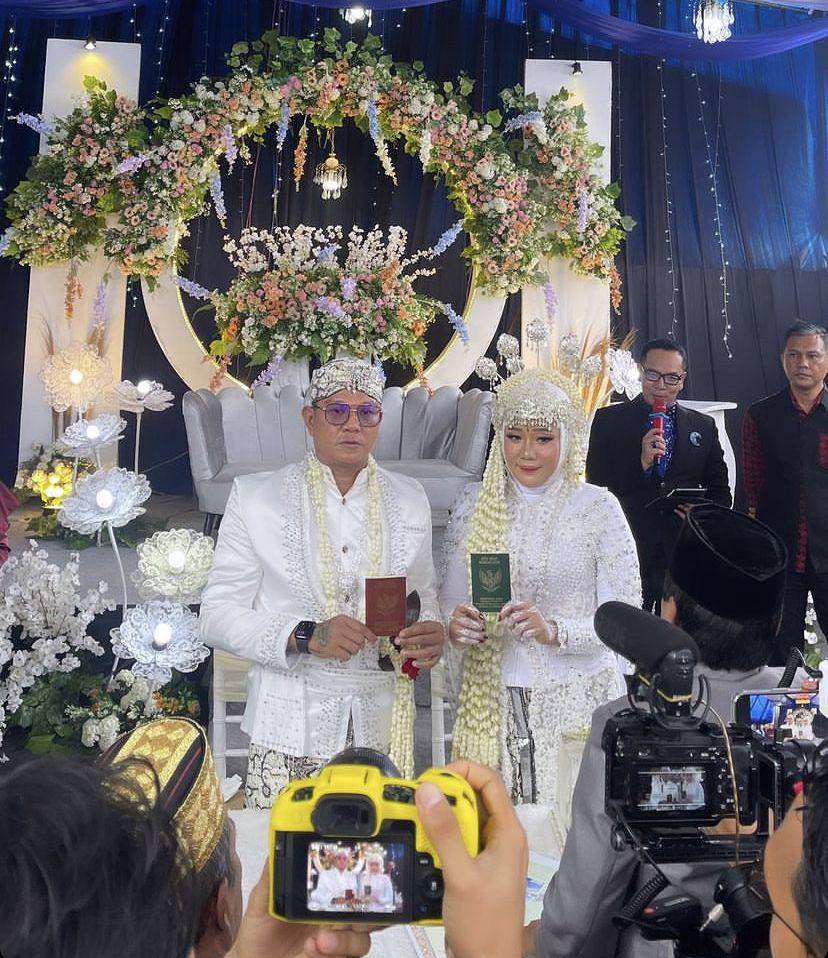 artis pria yang menikah dengan dokter (Instagram.com/vivifang)