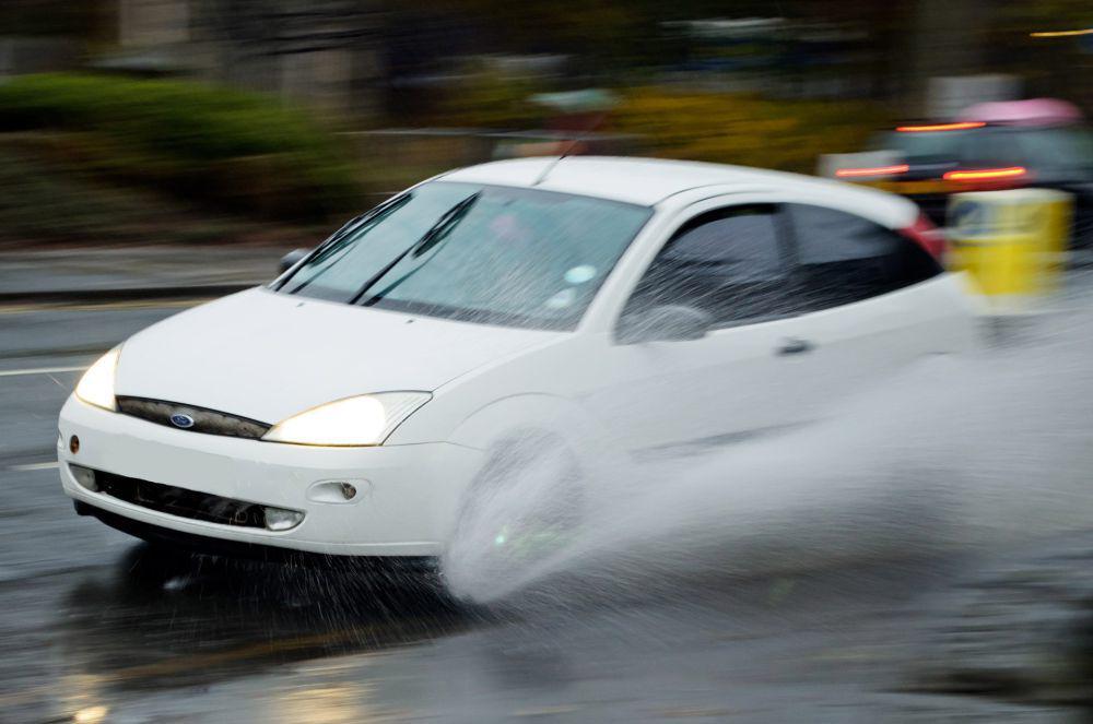 Tips Menghindari Aquaplaning Saat Berkendara di Kala Hujan