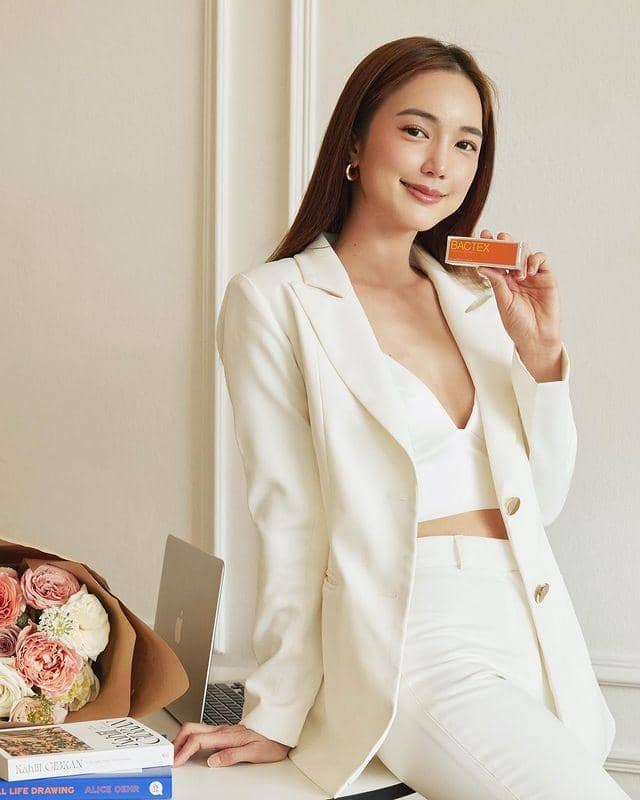 outfit Bua Nalinthip (instagram.com/buanalinthip)