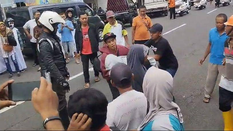 video viral spanduk dukungan buat capres Ganjar Pranowo direbut saat Jokowi melintas di Gunungkidul. (Dok. istimewa)