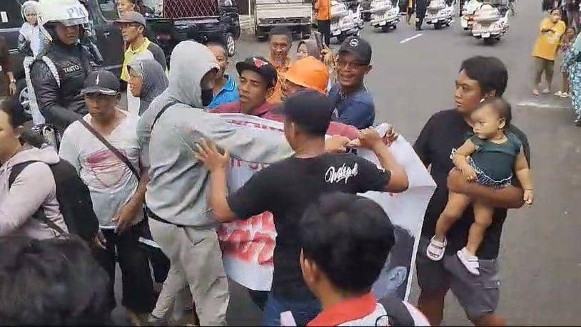 Spanduk Pendukung Ganjar Direbut saat Jokowi Melintas di Gunungkidul