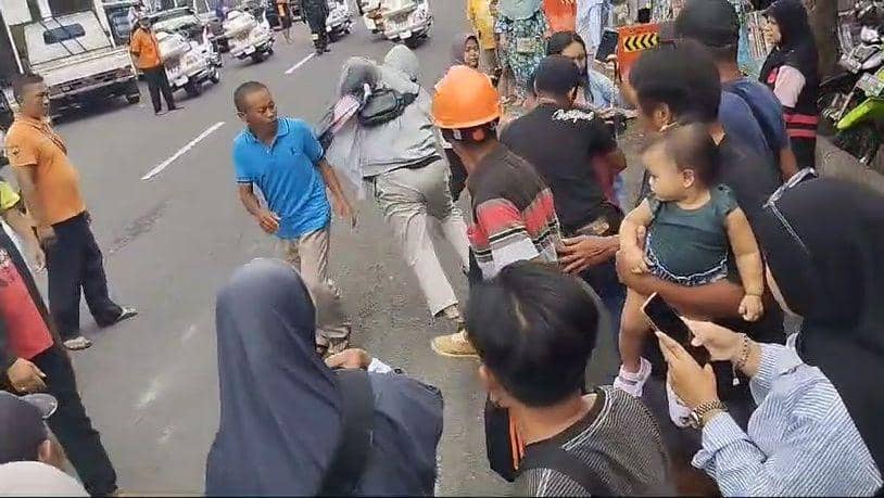 Video viral spanduk dukungan buat capres Ganjar Pranowo direbut saat Jokowi melintas di Gunungkidul. (Dok. istimewa)