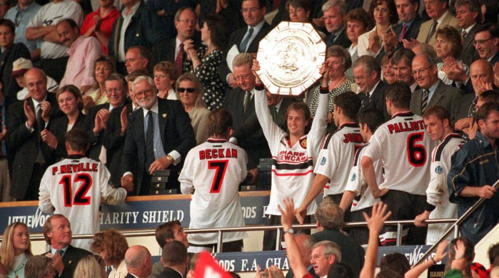 Jersey salah tulis David Beckham (tengah) saat Charity Shield pada 1997. (manutd.com)
