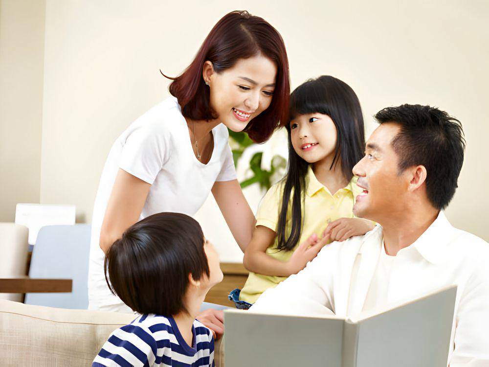 ilustrasi orang tua menceritakan legenda Imlek kepada anak-anak (istockphoto.com/imtmphoto)