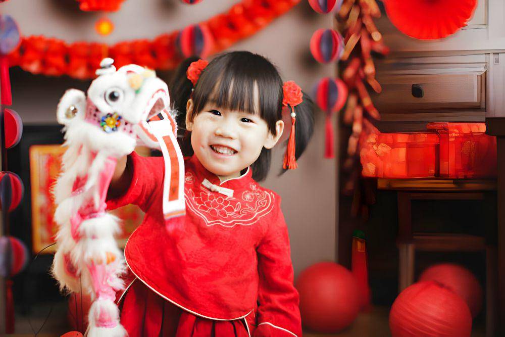 ilustrasi anak membuat kerajinan tangan Imlek (istockphoto.com/imtmphoto)
