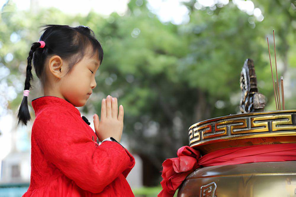ilustrasi anak mengikuti ibadah saat Imlek (istockphoto.com/Gins Wang)