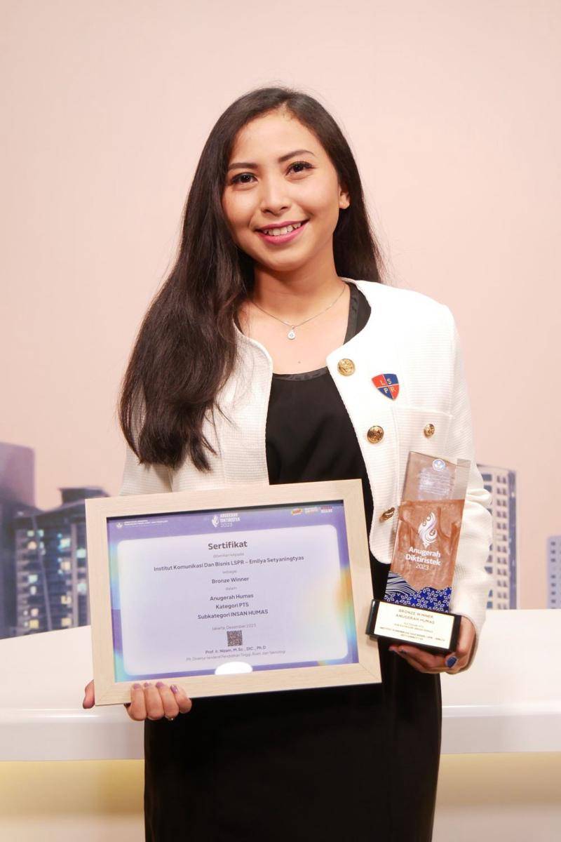 Emilya Setyaningtyas, Head of Communication Reputation Department LPSR meraih Bronze Winner Anugrah Humas dalam sub kategori Insan Humas (dok. LSPR)