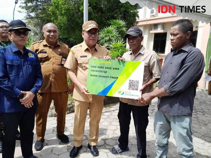 Pj Bupati PPU, Makmur Marbun serahkan secara simbolis kartu BPJS ketenagakerjaan bagi pekerja rentan (IDN Times/Ervan)