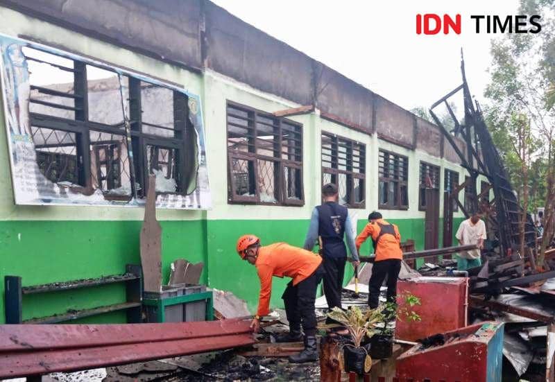 Tim gabungan lakukan upaya evakuasi pasca kebakaran di SDN 022 Sepan Penajam  (IDN Times/Ervan)
