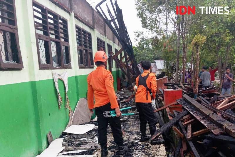 Tim gabungan lakukan upaya evakuasi pasca kebakaran di SDN 022 Sepan Penajam  (IDN Times/Ervan)