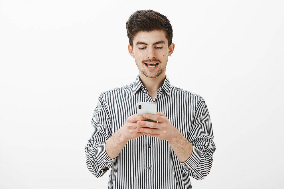 ilustrasi laki-laki sedang membaca SMS (freepik.com/cookie_studio)