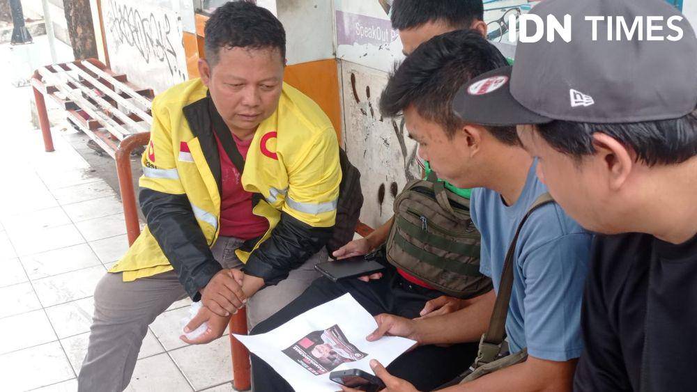 Oyong Khairudin pengemudi ojol di Palembang saat berkampanye di tengah-tengah mengemudi ojol (IDN Times/Rangga Erfizal)