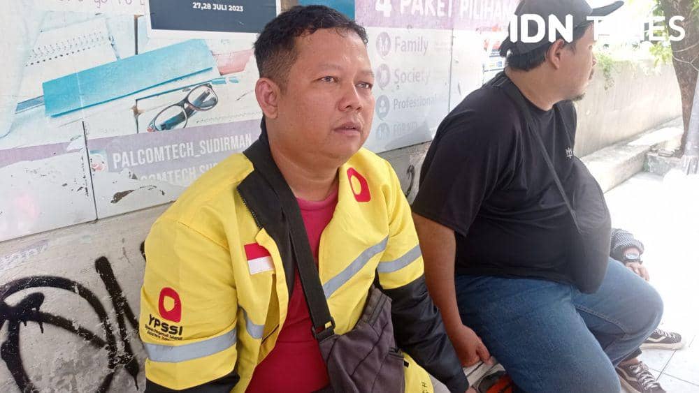 Oyong Khairudin pengemudi ojol di Palembang saat berkampanye di tengah-tengah mengemudi ojol (IDN Times/Rangga Erfizal)