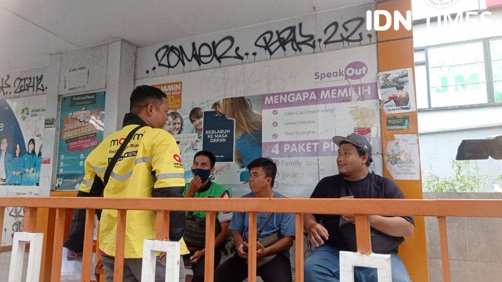 Oyong Khairudin pengemudi ojol di Palembang saat berkampanye di tengah-tengah mengemudi ojol (IDN Times/Rangga Erfizal)