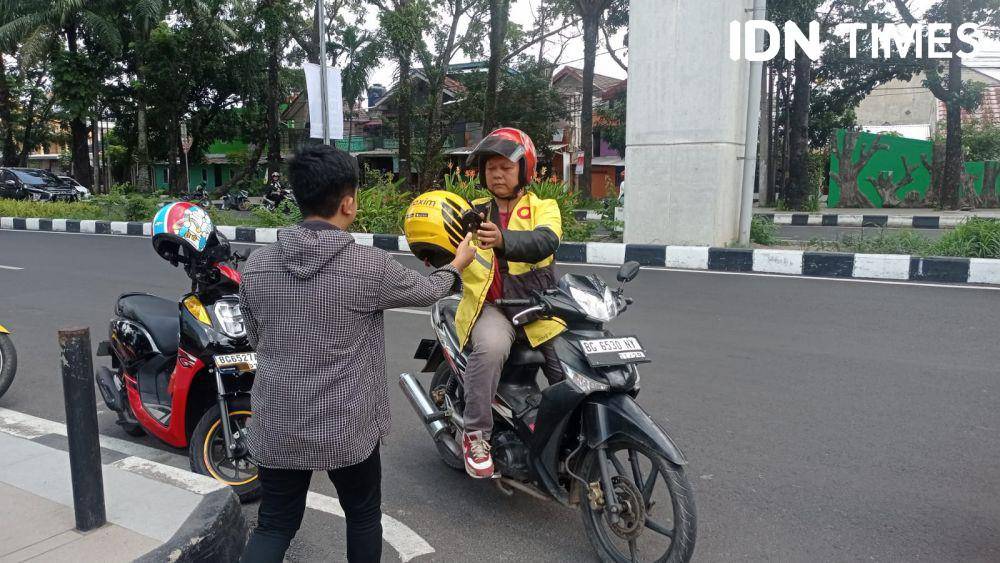 Oyong Khairudin pengemudi ojol di Palembang saat berkampanye di tengah-tengah mengemudi ojol (IDN Times/Rangga Erfizal)