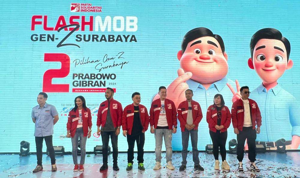 Bos Pakuwon Sutandi berjaket PSI bersama Giring dan kader PSI lainnya gelar flash mob untuk gaet suara Prabowo - Gibran. Dok. PSI Jatim.