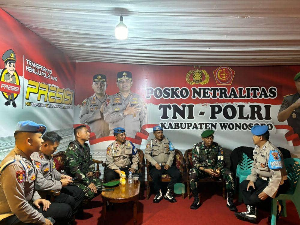 Para anggota Provos dan TNI di Wonosobo saat mulai bersiaga di posko pengaduan netralitas Pemilu 2024. (IDN Times/Dok Humas Polda Jateng)