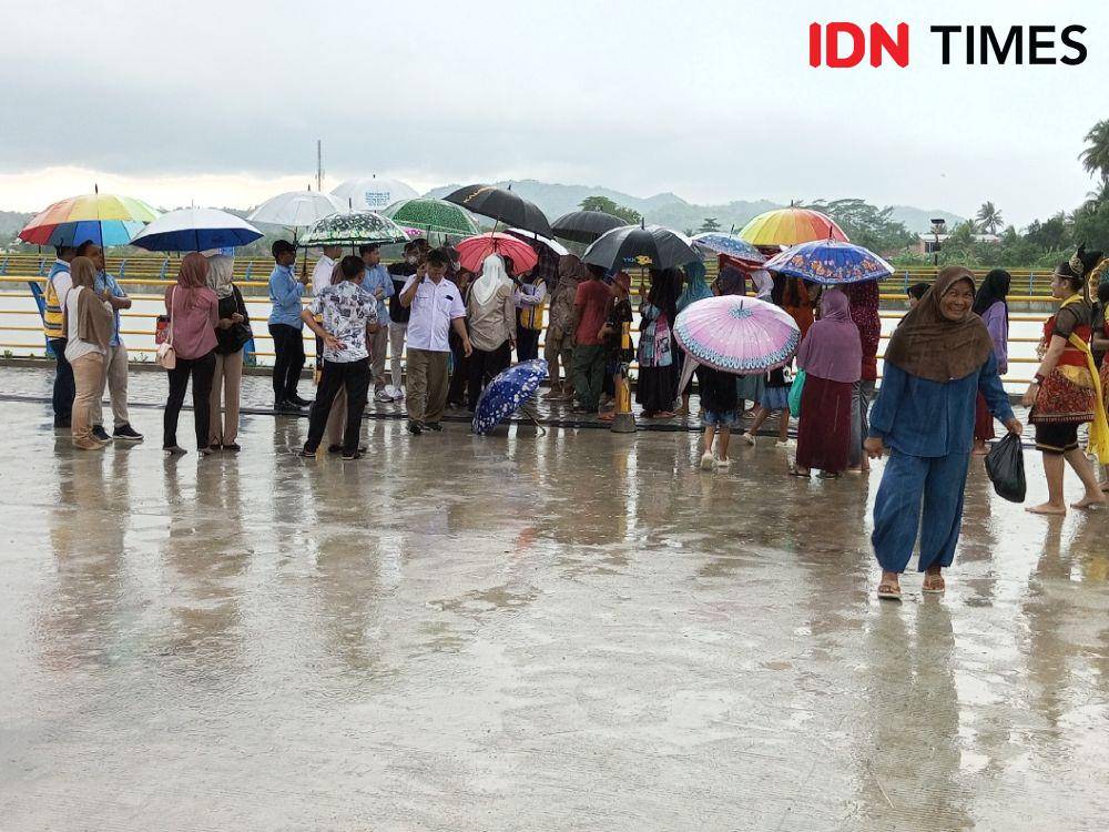 Suasana hujan deras saat inspeksi ke embung desa Klapagading Kulon usai tasyakuran, Rabu(32/1/2025).(IDN Times/Cokie Sutrisno)