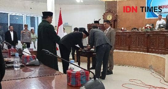 Zulkifli Maman saat menandatangani surat keputusan PAW (IDN Times/Juliadin)