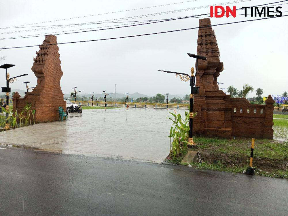 Embung desa Klapagading Kulon dengan fasilitas lengkap dan gapura menyerupai bangunan Menara Kudus, Rabu (31/1/2024).(IDN Times/Cokie Sutrisno).
