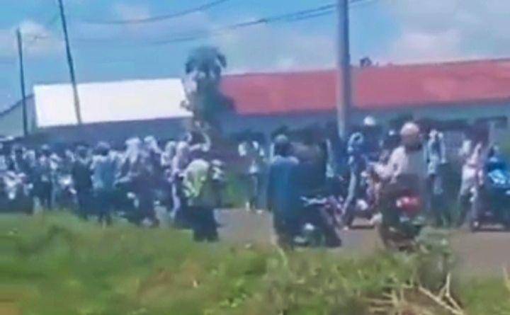Tangkapan layar saat bentrokan berlangsung di depan SMAN 2 Manggelewa Dompu (Dok/Istimewa)