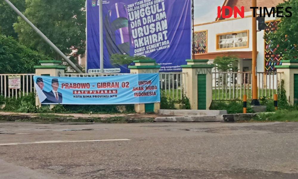 Spanduk Prabowo - Gibran Dipajang di Pagar Kantor Wali Kota Bima