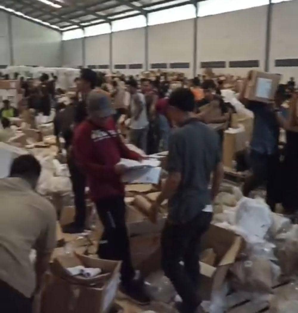 Penyortiran Logistik Pemilu di Gudang KPU Serang Ricuh