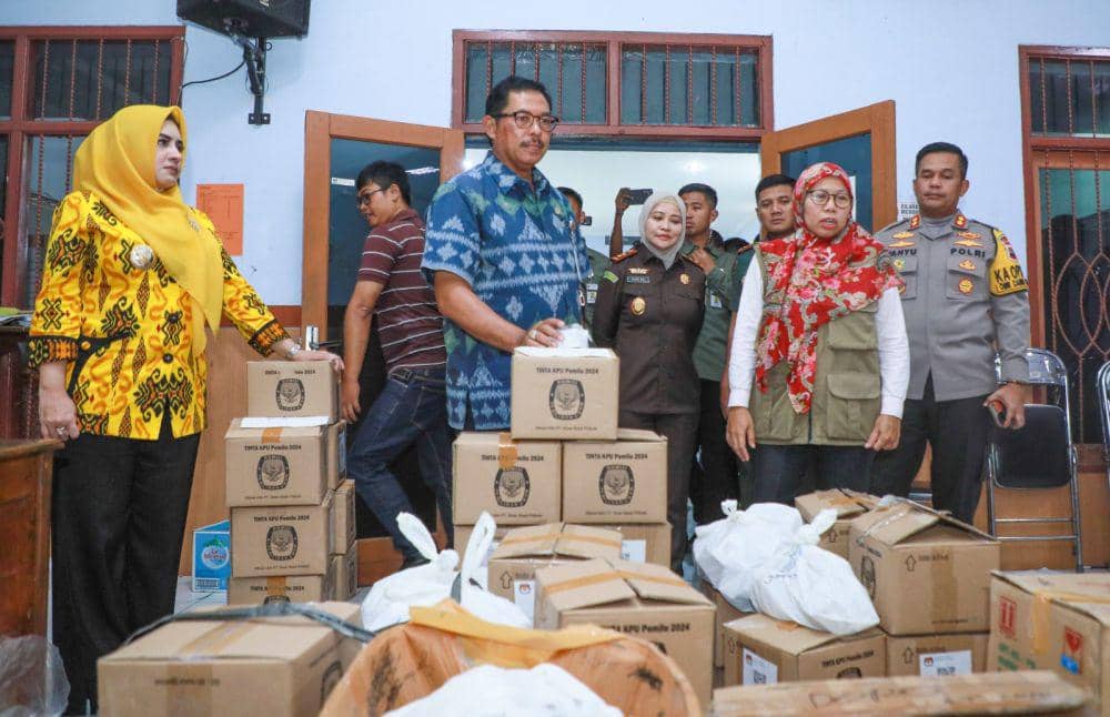 Pj Gubernur Jateng Nana Sudjana memantau langsung persiapan akhir pengangkutan logistik Pemilu. (IDN Times/Dok Humas Pemprov Jateng)