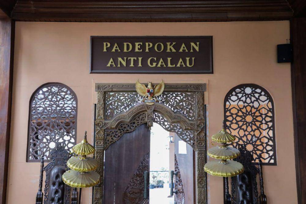 Mahfud MD berkunjung ke Pondok Pesantren (Ponpes) Al-Bustomi di Desa Sinarrancang, Kecamatan Mundu, Kabupaten Cirebon, Jawa Barat pada Selasa (30/1/2024) (IDN Times/Istimewa)