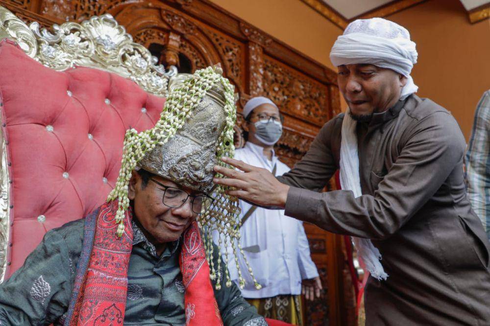 Mahfud MD berkunjung ke Pondok Pesantren (Ponpes) Al-Bustomi di Desa Sinarrancang, Kecamatan Mundu, Kabupaten Cirebon, Jawa Barat pada Selasa (30/1/2024) (IDN Times/Istimewa)