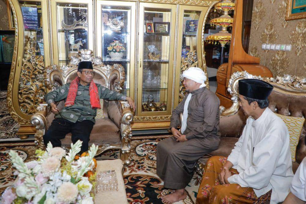Mahfud MD berkunjung ke Pondok Pesantren (Ponpes) Al-Bustomi di Desa Sinarrancang, Kecamatan Mundu, Kabupaten Cirebon, Jawa Barat pada Selasa (30/1/2024) (IDN Times/Istimewa)