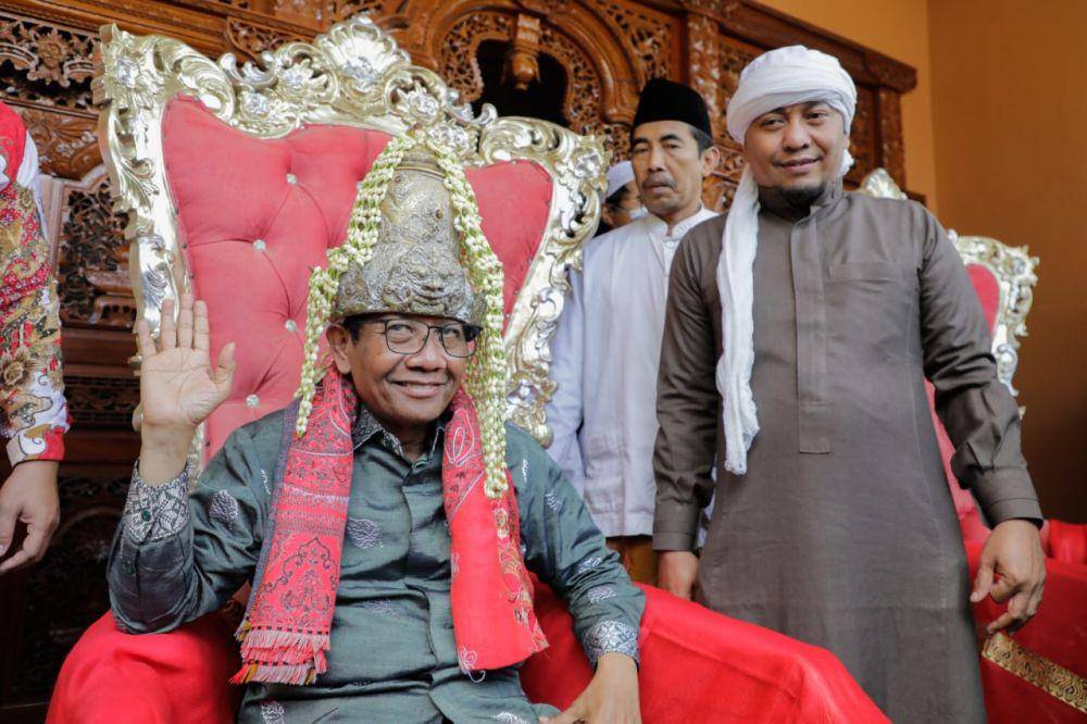 Mahfud MD berkunjung ke Pondok Pesantren (Ponpes) Al-Bustomi di Desa Sinarrancang, Kecamatan Mundu, Kabupaten Cirebon, Jawa Barat pada Selasa (30/1/2024) (IDN Times/Istimewa)