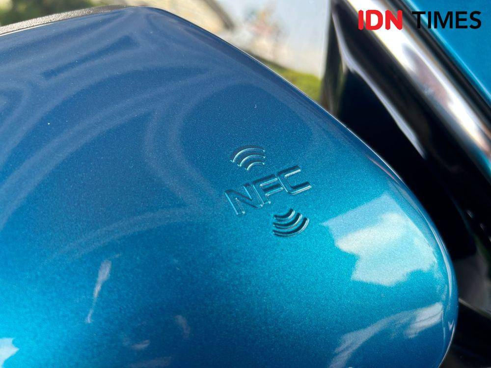 Logo NFC hanya ada di spion kanan (IDN Times/Fadhliansyah)