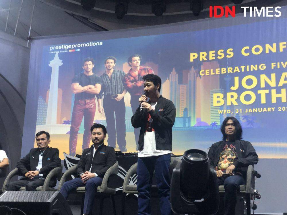 tim Color Live Asia dan Prestige Promotions dalam konferensi pers The Tour Celebrating Five Albums pada Rabu (31/1/2024) (IDN Times/Elizabeth Chiquita)