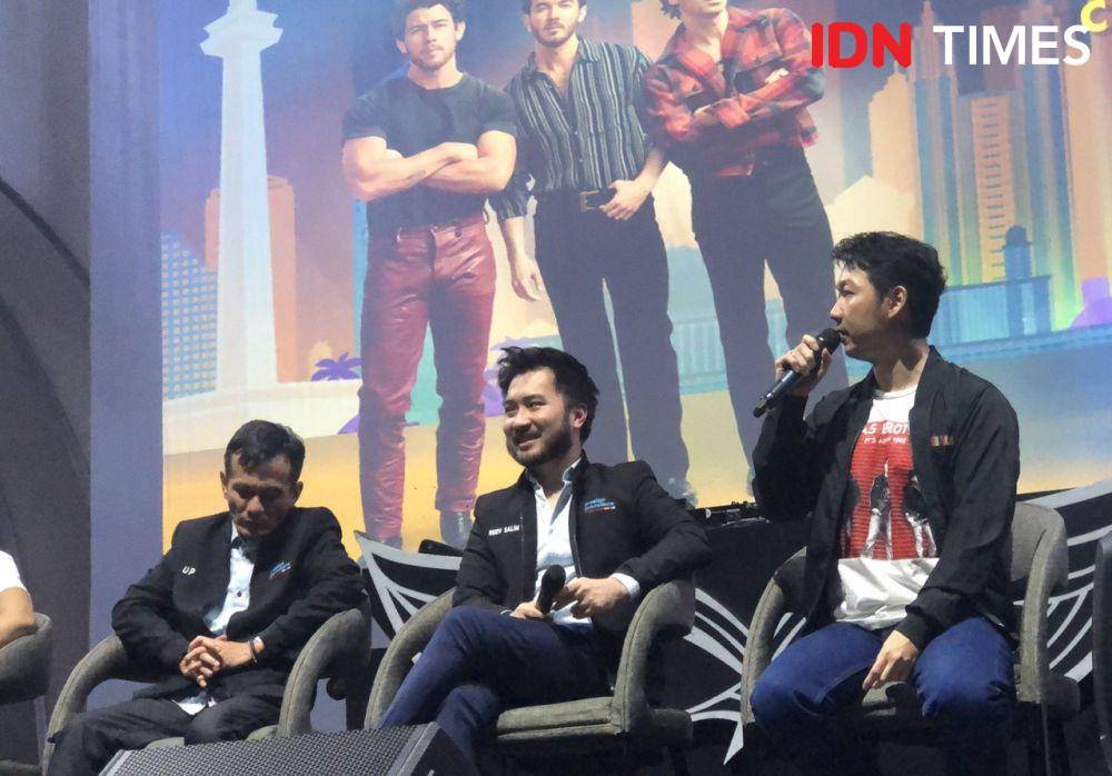 tim Color Live Asia dan Prestige Promotions dalam konferensi pers The Tour Celebrating Five Albums pada Rabu (31/1/2024) (IDN Times/Elizabeth Chiquita)